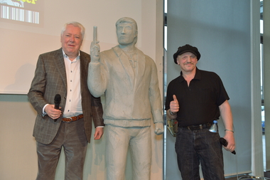 Jason Dark und Yakup Yalcinkaya mit dem Überraschungsgeschenk