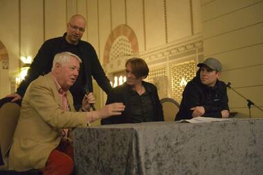Jason Dark im Interview mit Moderator Martin Maria Schwarz und den beiden Regisseuren Dennis Ehrhardt und Sebastian Breitbach. Jason Dark im Interview mit Moderator Martin Maria Schwarz und den beiden Regisseuren Dennis Ehrhardt und Sebastian Breitbach.