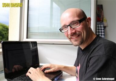 John-Sinclair-Autor Ian-Rolf Hill bei der Schreibarbeit