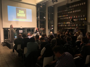 Das Publikum wartet auf das Pre-Listening