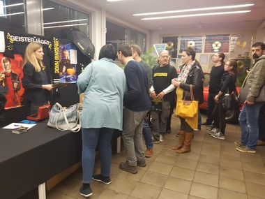 Schlange am Fanartikel-Stand