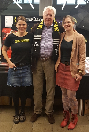 John Sinclair-Markenbeauftragte Verena Märzke und Lektorin Britta Künkel mit Jason Dark