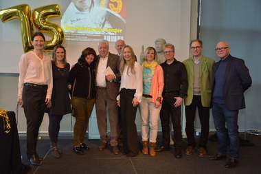 Abschlussfoto (v. li. nach re.): Annette Kunze (Leitung Lübbe Audio), Verena Märzke (Brand Managerin John Sinclair), Roswitha & Helmut Rellergerd, Carel Halff (Vorstandsvorsitzender), Birgit Lübbe (Verlegerin), Britta Künkel (Lektorin Romanhefte), Oliver Leimann (Leitung Romanhefte), Peter Molden (Agent von Helmut Rellergerd), Mike Litt (Moderator) Abschlussfoto (v. li. nach re.): Annette Kunze (Leitung Lübbe Audio), Verena Märzke (Brand Managerin John Sinclair), Roswitha & Helmut Rellergerd, Carel Halff (Vorstandsvorsitzender), Birgit Lübbe (Verlegerin), Britta Künkel (Lektorin Romanhefte), Oliver Leimann (Leitung Romanhefte), Peter Molden (Agent von Helmut Rellergerd), Mike Litt (Moderator)
