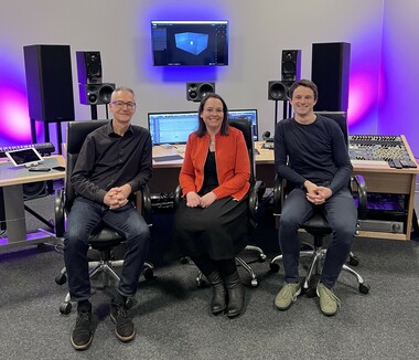 Geschäftspartner und Nachbarn im Kölner Schanzenviertel: Stephanie Mende, Verlagsleiterin Lübbe Audio, mit Dieter Krauthausen (links) und Erik Gierich im Tonstudio Krauthausen