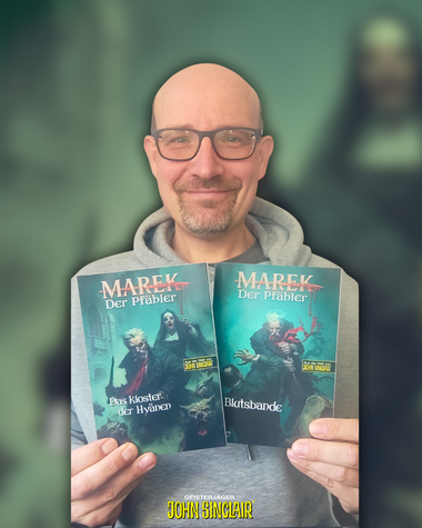 Das Bild zeigt den John-Sinclair-Autor Florian Hilleberg aka Ian Rolf Hill mit zwei Marek-Romanen