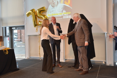 Birgit Lübbe und Carel Halff gratulieren Jason Dark Birgit Lübbe und Carel Halff gratulieren Jason Dark