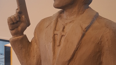 Die enthüllte Geisterjäger-Skulptur