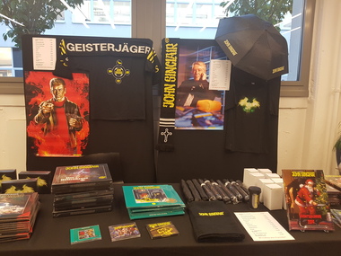 Gut gefüllter Merchandise-Stand