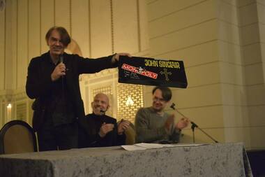 Fans haben sich ihr selbstgebasteltes Monopoly signieren lassen.