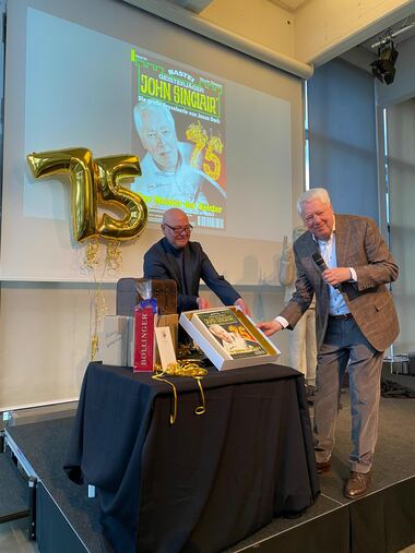 Mike Litt überreicht die Geburtstagstorte