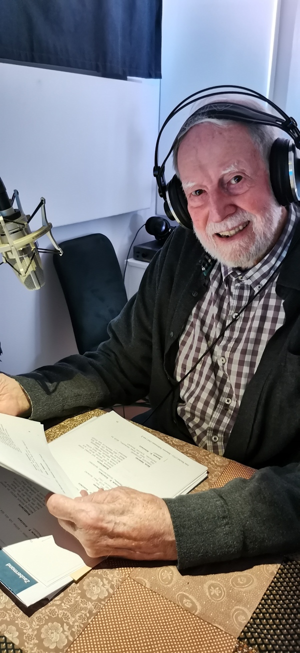 Eine Portraitaufnahme von EA Schepmann im Tonstudio
